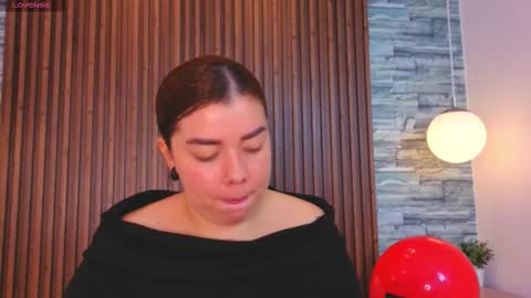 leilapons online show from February 15, 7:43 pm