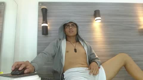 lelehott01 online show from July 25, 7:06 am