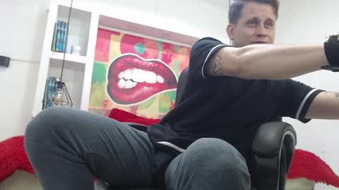 Snapshot of leo_cumming01 chatting on February 7, 2:58 pm Yesid online show from February 7, 2:58 pm