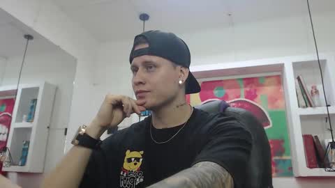 Snapshot of leo_cumming01 chatting on February 9, 1:35 pm Yesid online show from February 9, 1:35 pm