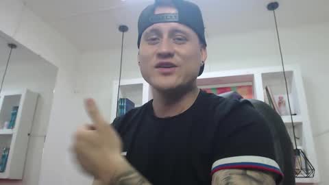 Snapshot of leo_cumming01 chatting on February 14, 2:33 pm Yesid online show from February 14, 2:33 pm