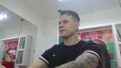 Snapshot of leo_cumming01 chatting on February 17, 1:10 pm Yesid online show from February 17, 1:10 pm