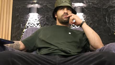 Leo  Diaz online show from April 13, 2:39 am