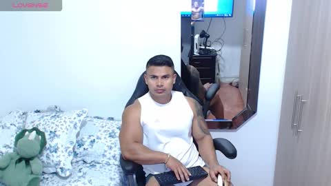 Snapshot of leo_muscleboy chatting on January 7, 1:02 pm Leo online show from January 7, 1:02 pm