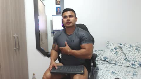 Snapshot of leo_muscleboy chatting on February 2, 11:36 pm Leo online show from February 2, 11:36 pm