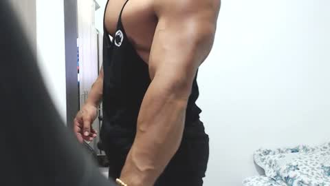 Snapshot of leo_muscleboy chatting on February 6, 12:26 am Leo online show from February 6, 12:26 am