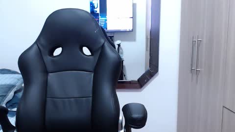 Snapshot of leo_muscleboy chatting on February 11, 12:48 am Leo online show from February 11, 12:48 am