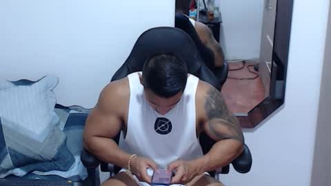 Snapshot of leo_muscleboy chatting on February 21, 12:33 am Leo online show from February 21, 12:33 am