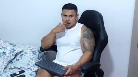 Snapshot of leo_muscleboy chatting on April 22, 10:44 pm Leo online show from April 22, 10:44 pm