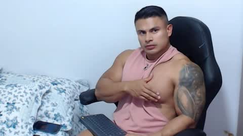 Snapshot of leo_muscleboy chatting on April 28, 10:59 pm Leo online show from April 28, 10:59 pm