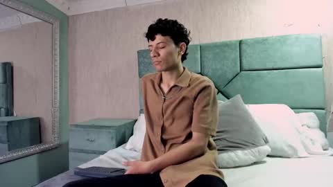 Snapshot of leofeniix chatting on February 23, 4:10 am Leo online show from February 23, 4:10 am