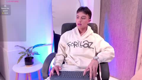 leohard_ online show from April 13, 1:55 am