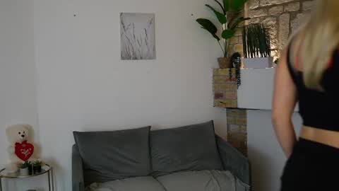 Snapshot of leokitty_ chatting on February 10, 1:59 pm leokitty online show from February 10, 1:59 pm