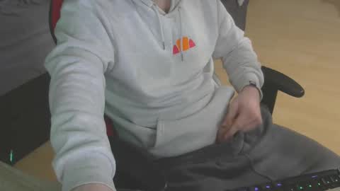 Snapshot of leon_97 chatting on February 6, 1:05 am Lele 97 online show from February 6, 1:05 am