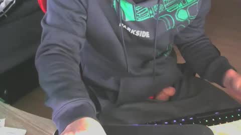 Snapshot of leon_97 chatting on October 15, 8:25 am Lele 97 online show from October 15, 8:25 am