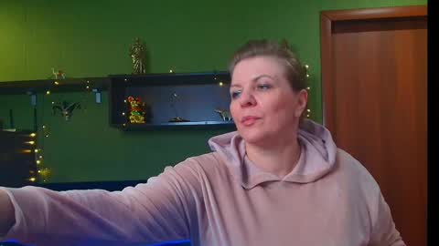 Snapshot of leona_tracie chatting on April 29, 7:42 pm Leona tracie online show from April 29, 7:42 pm