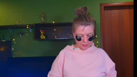 Snapshot of leona_tracie chatting on April 30, 7:09 pm Leona tracie online show from April 30, 7:09 pm