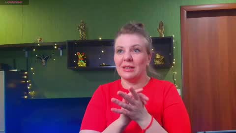 Snapshot of leona_tracie chatting on May 1, 10:58 pm Leona tracie online show from May 1, 10:58 pm