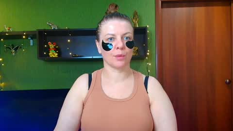 Snapshot of leona_tracie chatting on May 2, 8:14 pm Leona tracie online show from May 2, 8:14 pm