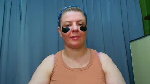 Snapshot of leona_tracie chatting on May 7, 10:26 pm Leona tracie online show from May 7, 10:26 pm