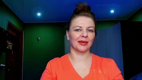 Snapshot of leona_tracie chatting on May 11, 3:45 am Leona tracie online show from May 11, 3:45 am