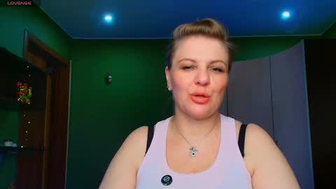 Snapshot of leona_tracie chatting on May 20, 6:58 pm Leona tracie online show from May 20, 6:58 pm