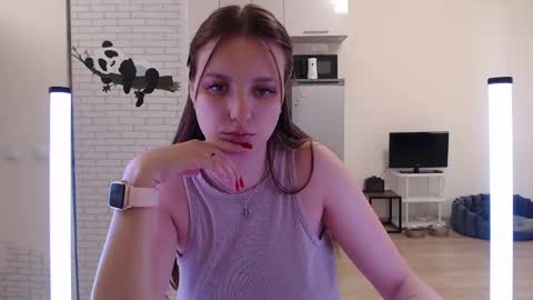Snapshot of leonaalove chatting on April 15, 8:10 am Leonaalove online show from April 15, 8:10 am