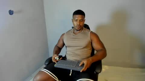 Snapshot of leonardo_jones1 chatting on May 31, 2:20 am Leandro jones online show from May 31, 2:20 am