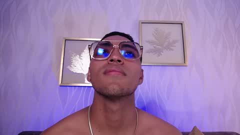 Snapshot of leondisanto chatting on December 3, 7:12 pm Leon online show from December 3, 7:12 pm