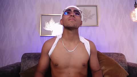 Snapshot of leondisanto chatting on December 4, 7:00 pm Leon online show from December 4, 7:00 pm