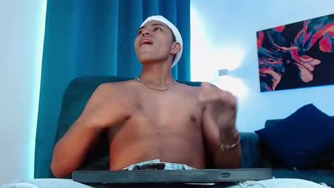 Snapshot of leondisanto chatting on December 16, 6:35 pm Leon online show from December 16, 6:35 pm