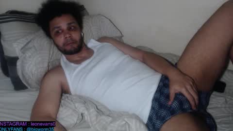 Snapshot of leonevans33 chatting on February 8, 1:42 am LSE online show from February 8, 1:42 am