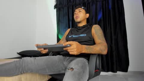 Snapshot of leonidas1195 chatting on March 21, 2:05 am leonidas1.1 online show from March 21, 2:05 am