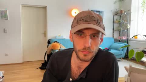 Leon online show from April 21, 2:12 pm