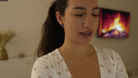 Leora online show from February 1, 4:22 pm