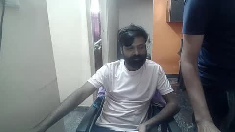 Snapshot of leosbroad chatting on December 17, 8:01 am Leo online show from December 17, 8:01 am