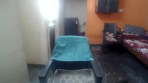 Snapshot of leosbroad chatting on December 31, 8:04 am Leo online show from December 31, 8:04 am