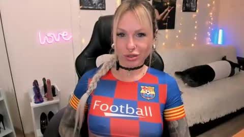 Lerika Moore online show from June 11, 8:18 pm