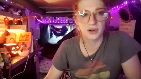 Snapshot of lesleygumgrass chatting on September 22, 12:18 pm LesleyGumGrass- The Boring Trans girl online show from September 22, 12:18 pm