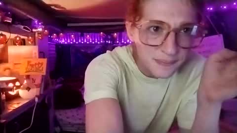 Snapshot of lesleygumgrass chatting on September 28, 1:55 am LesleyGumGrass- The Boring Trans girl online show from September 28, 1:55 am