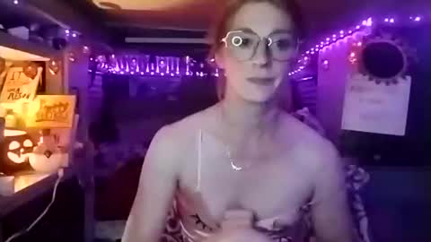 Snapshot of lesleygumgrass chatting on October 15, 5:51 am LesleyGumGrass- The Boring Trans girl online show from October 15, 5:51 am