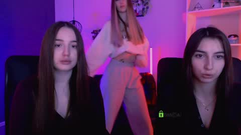 leslie_bird online show from April 8, 8:25 am