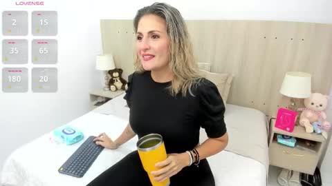 Lesly Santodomingo online show from January 7, 11:01 am