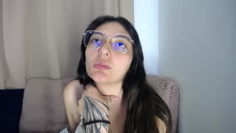 lessliee online show from March 27, 6:08 am