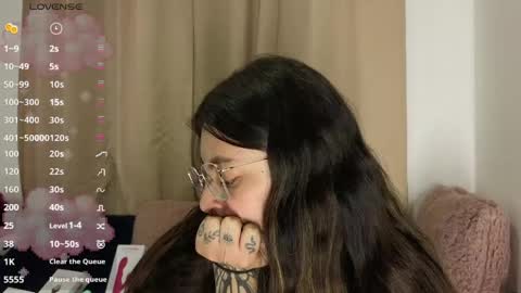 lessliee online show from April 27, 5:49 am