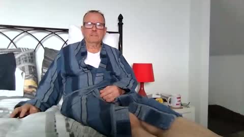 Snapshot of letmestrip chatting on September 12, 7:52 am paul online show from September 12, 7:52 am