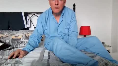 Snapshot of letmestrip chatting on September 14, 8:13 am paul online show from September 14, 8:13 am