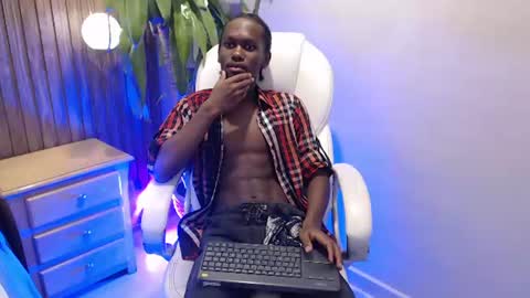 Snapshot of levi_mackie chatting on August 4, 8:00 pm Levi Mackie online show from August 4, 8:00 pm