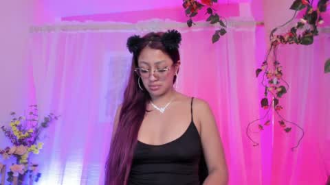 Snapshot of leyla_collins chatting on December 10, 8:51 am online show from December 10, 8:51 am