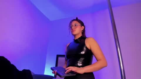 Snapshot of leyla_collins chatting on January 11, 10:08 am online show from January 11, 10:08 am